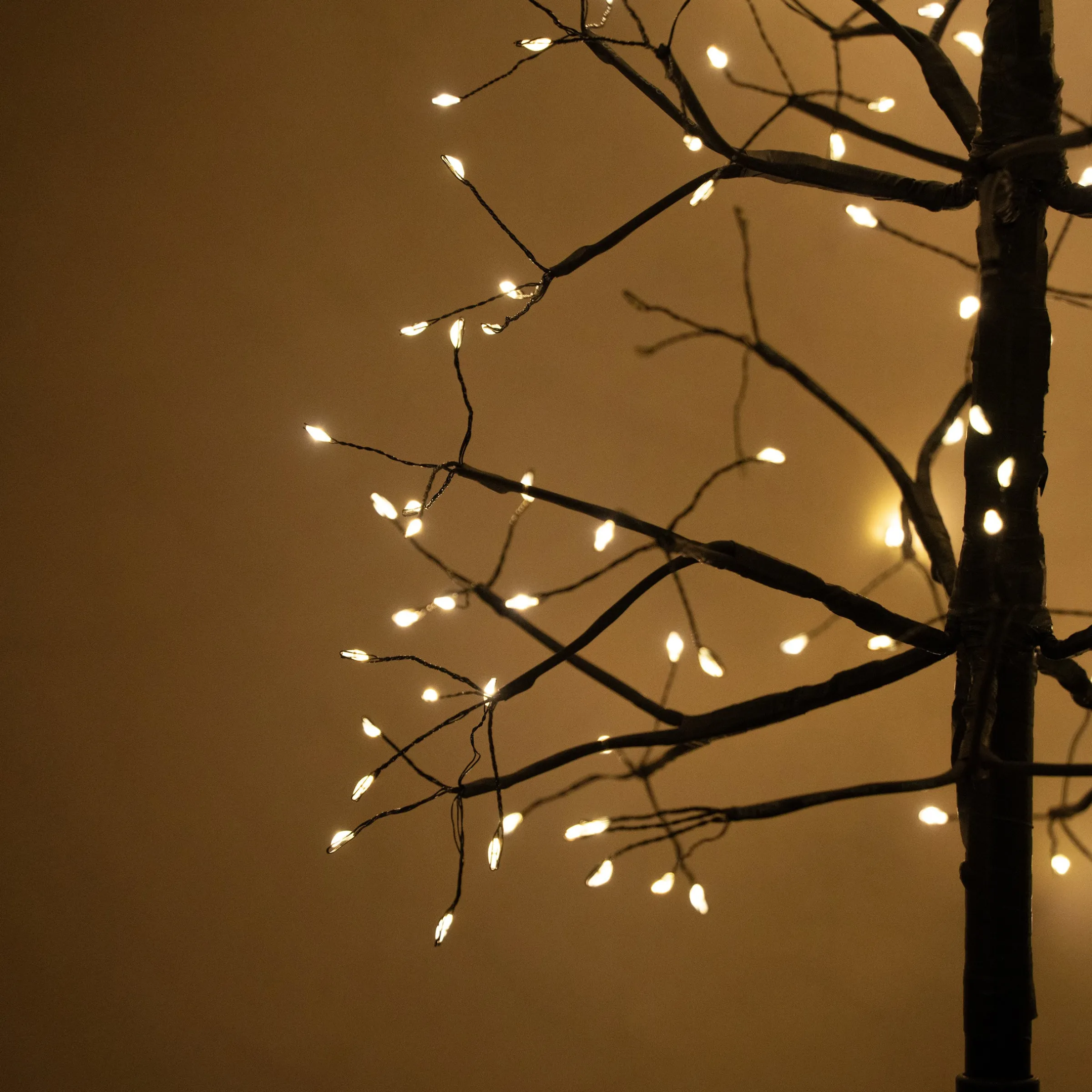 Frei gestaltbarer Solar Weihnachtsbaum mit 200 warmweißen LEDs