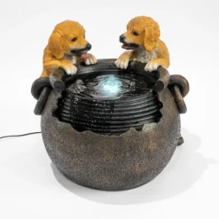 Solarbrunnen Hundewelpen Milo und Buddy am Brunnen mit LED Licht