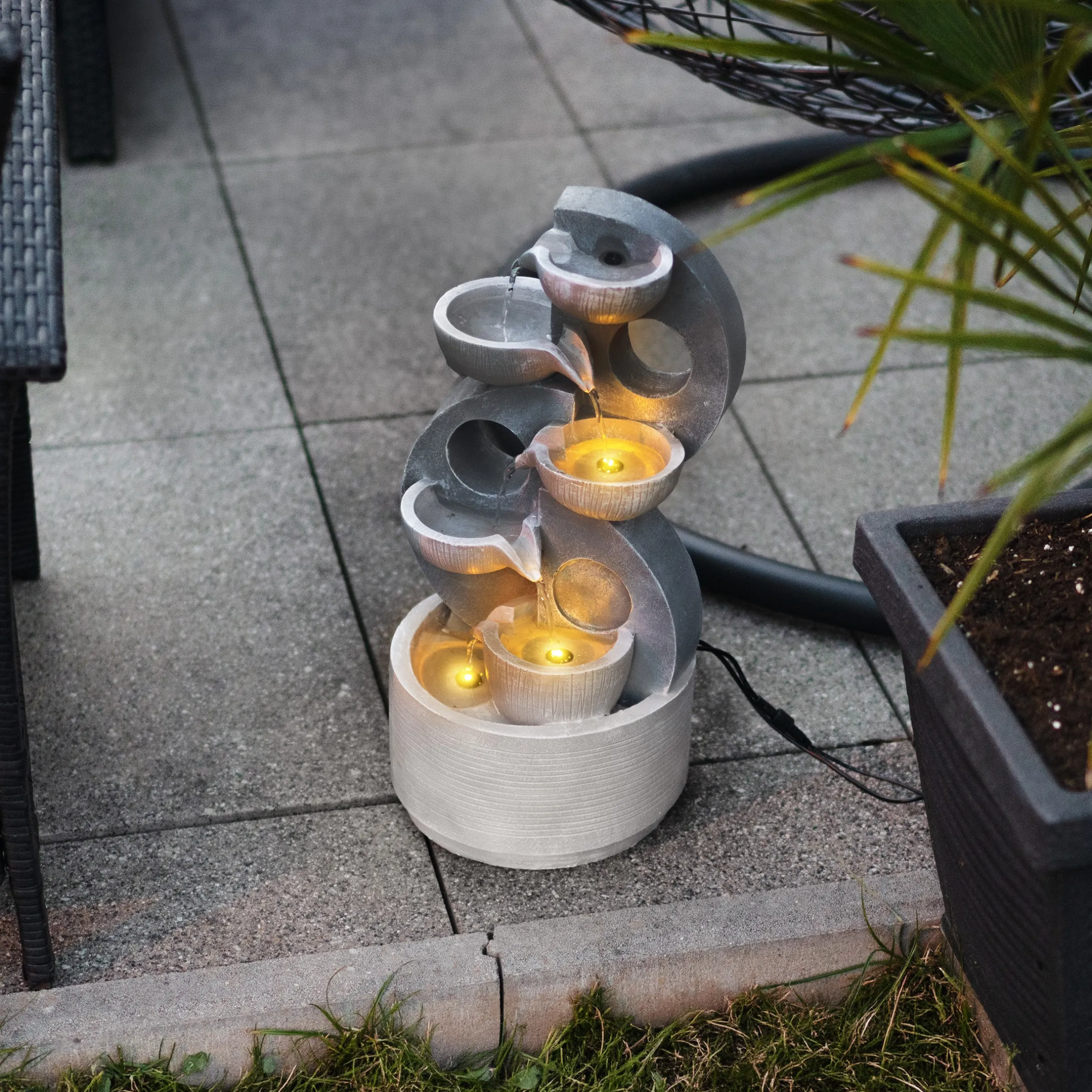 Solar Brunnen im Granitdesign mit Kaskade und LED Licht