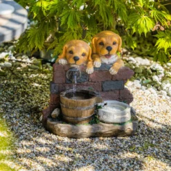 Solarbrunnen Welpen Milo & Buddy am Wasserbrunnen