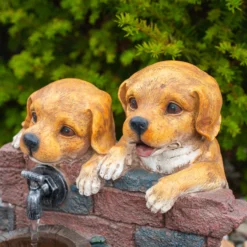 Solarbrunnen Welpen Milo & Buddy am Wasserbrunnen