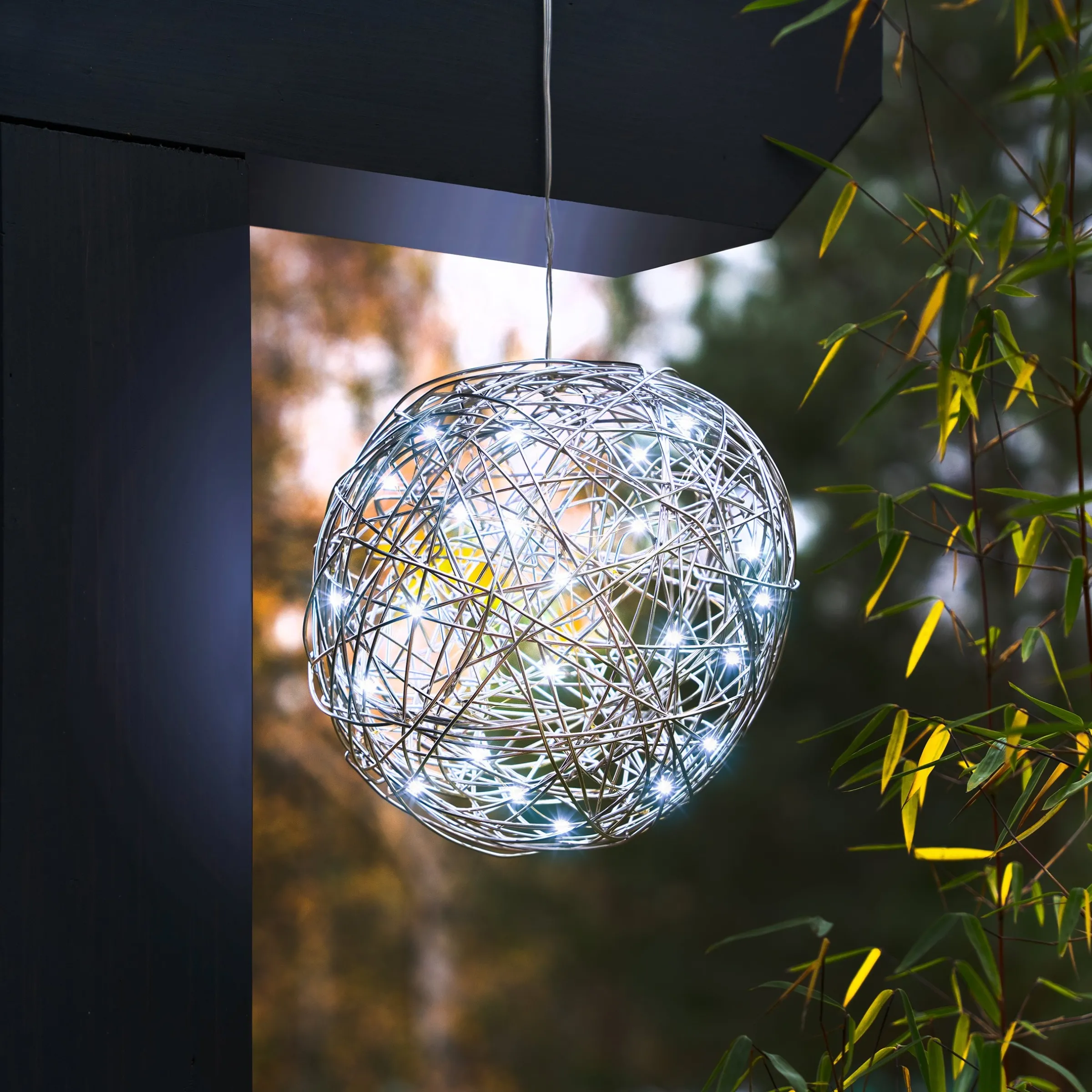 Solar Deko-Drahtkugel ⌀ 25 cm mit 50 kaltweißen LEDs