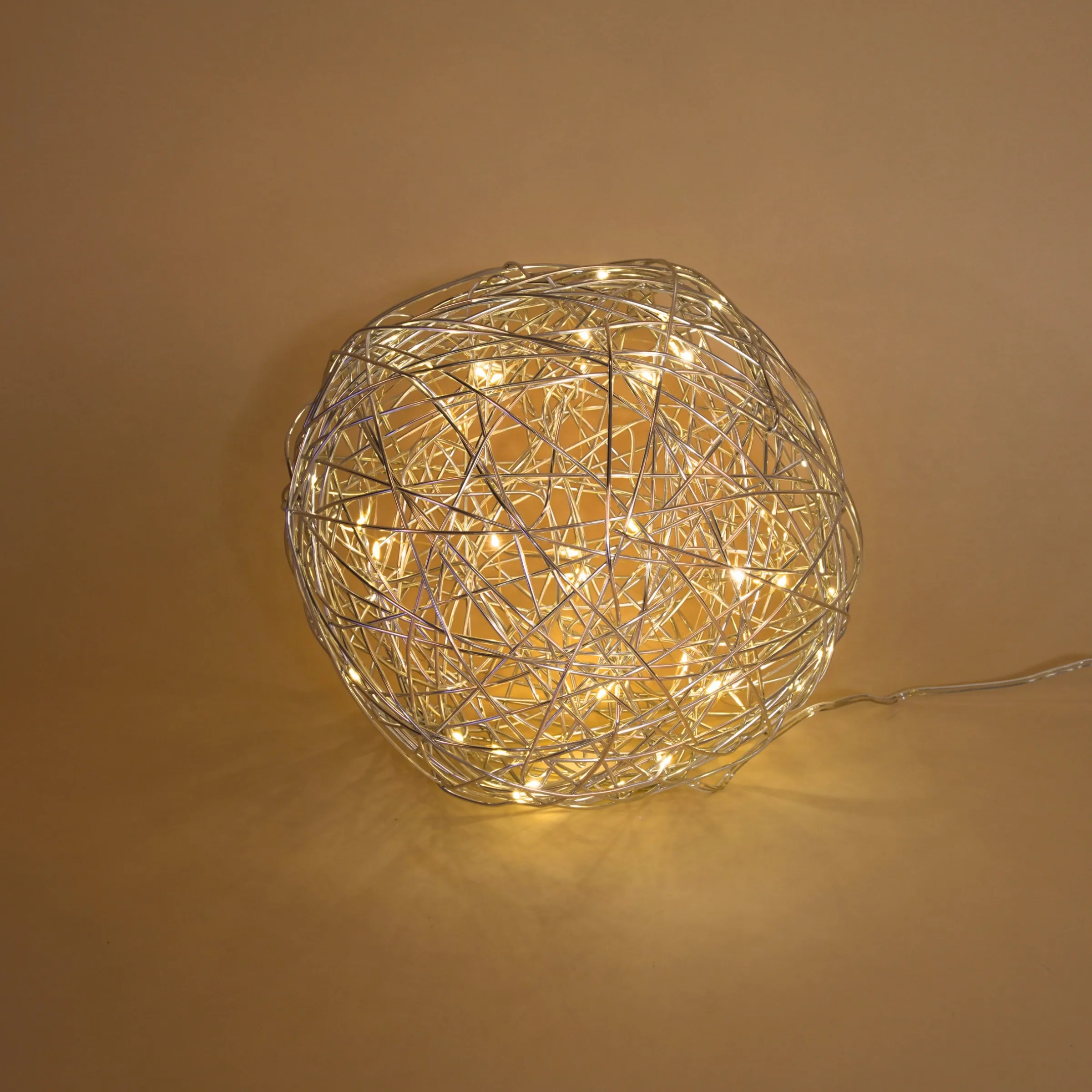 Solar Deko-Drahtkugel ⌀ 25 cm mit 50 warmweißen LEDs