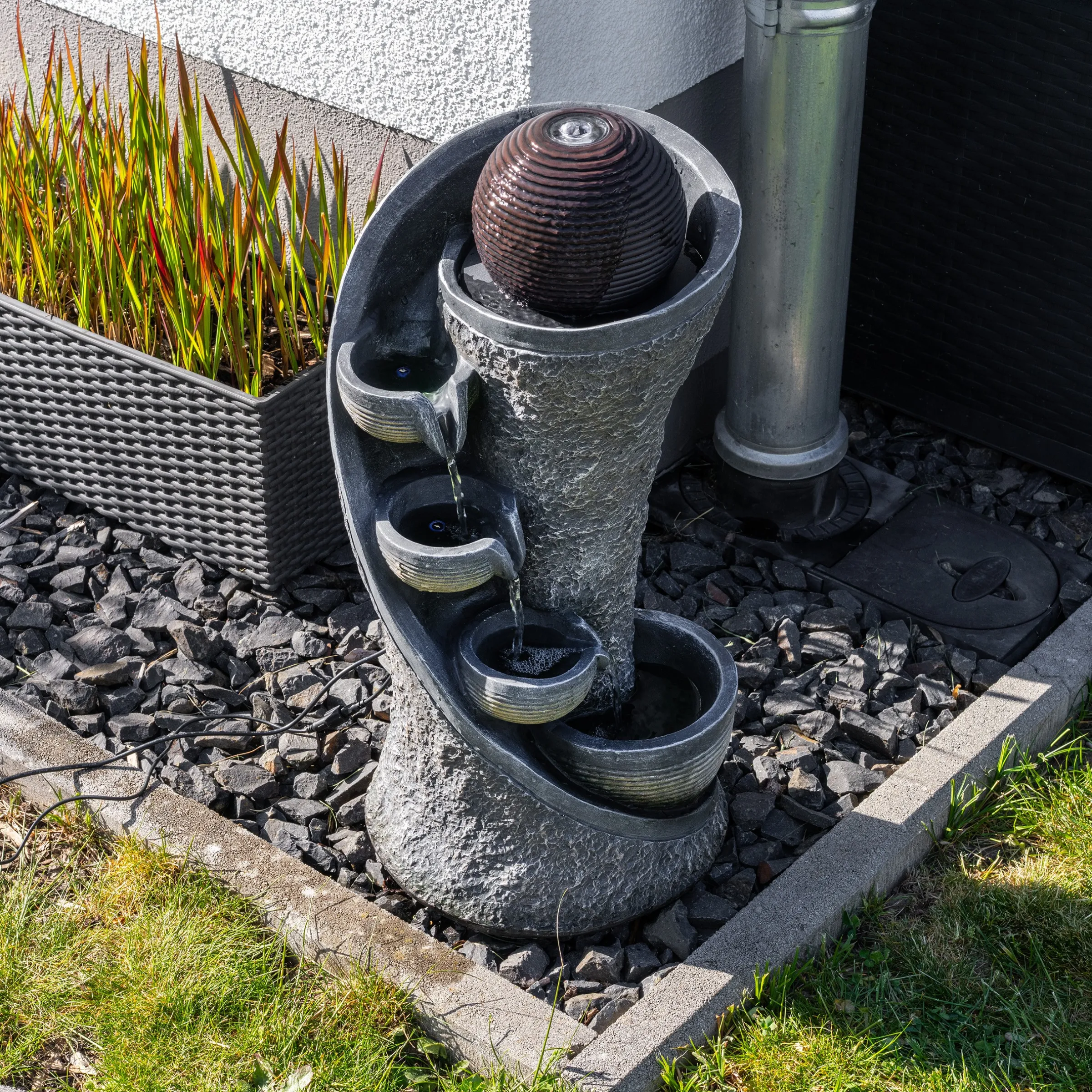 Solar Design Gartenbrunnen mit Wasserquelle und Kaskade