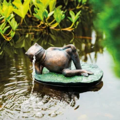 Solar Wasserspeier-Set Frosch seitlich liegend auf Seerose