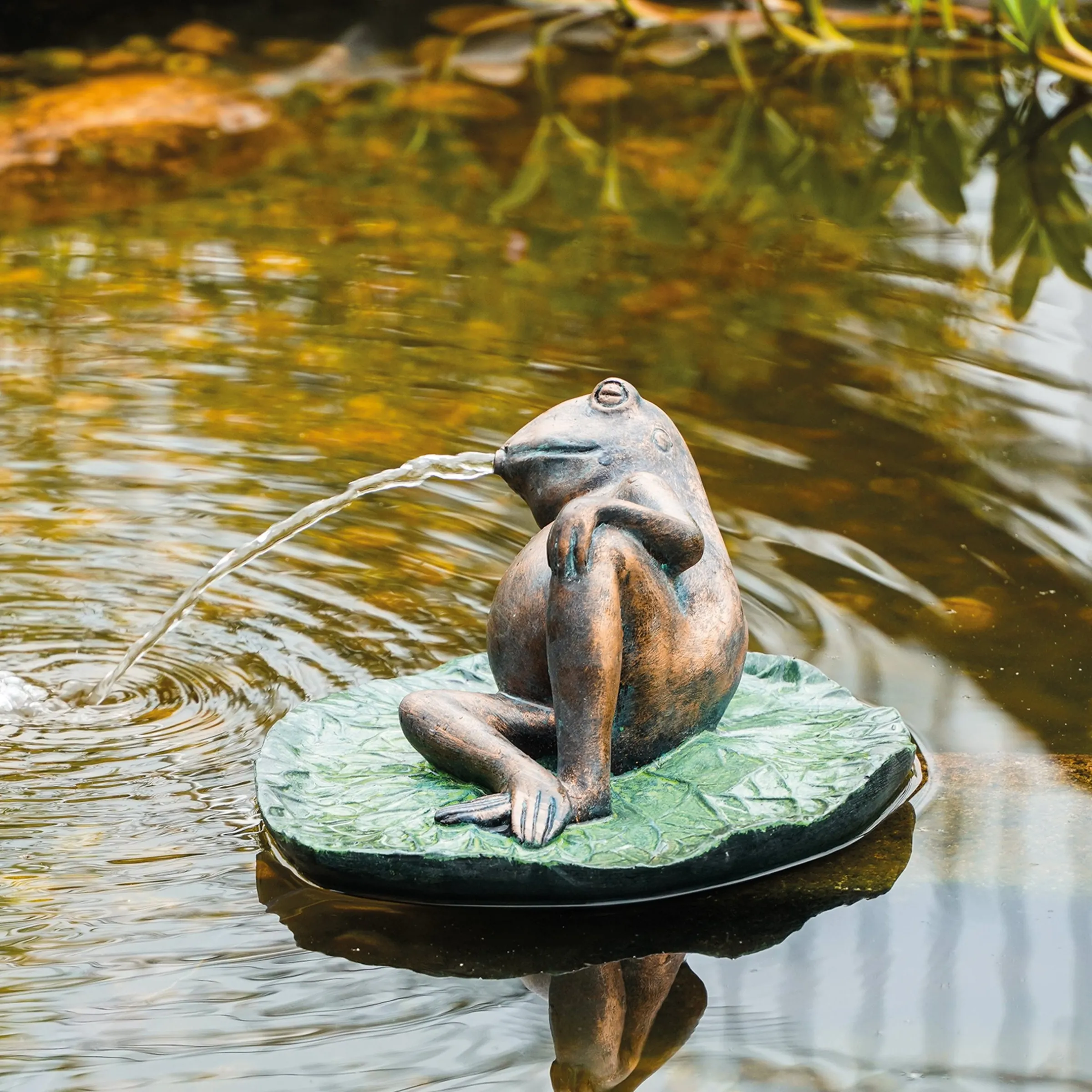 Solar Wasserspeier-Set Frosch seitlich liegend auf Seerose