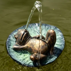 Solar Wasserspeier-Set treibender Frosch auf Seerosenblatt