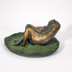 Wasserspeier-Figur Frosch seitlich liegend auf Seerose