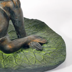 Wasserspeier-Figur Frosch seitlich liegend auf Seerose