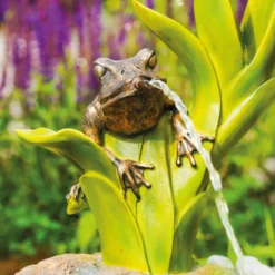 Wasserspeier-Figur Frosch sitzend auf Blättern