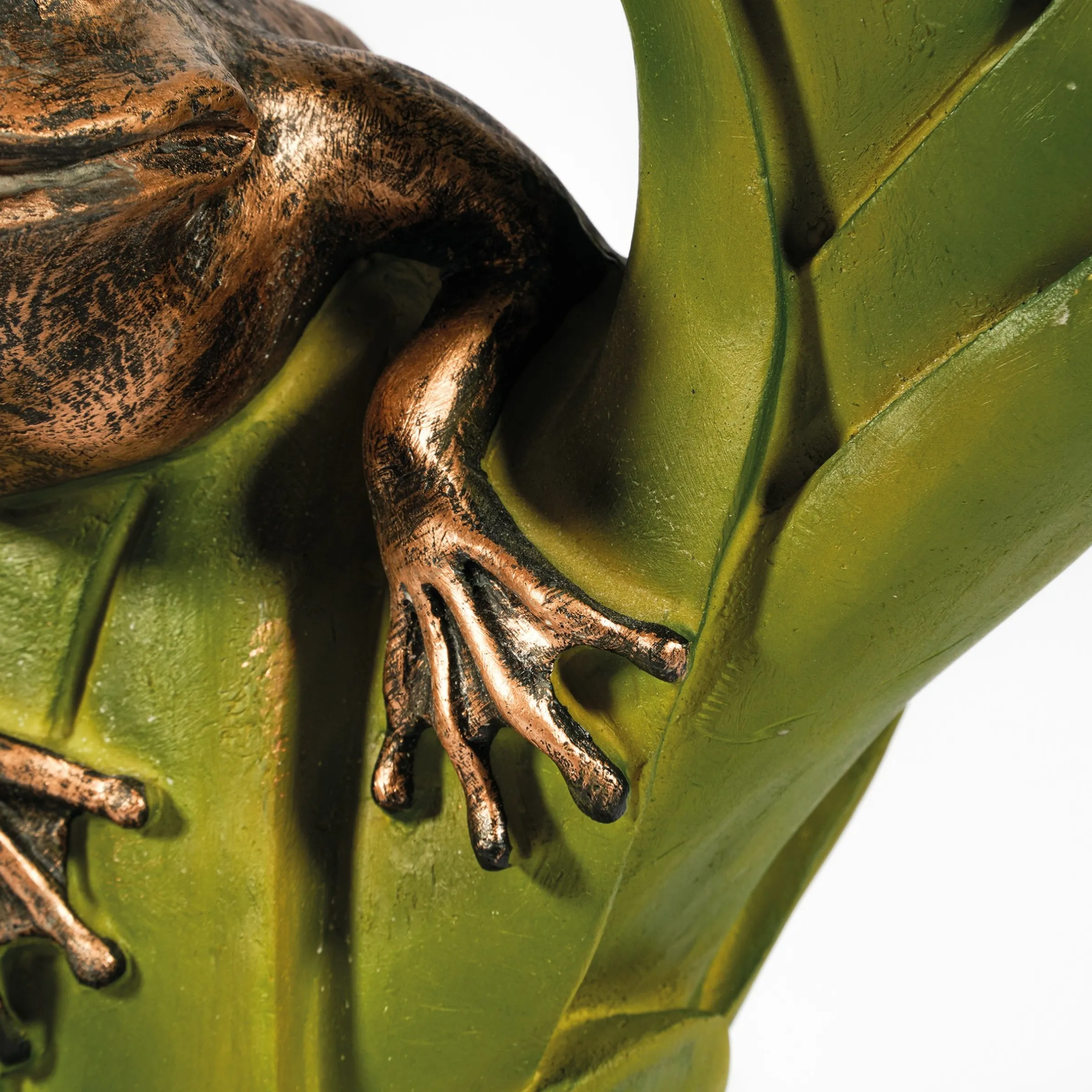 Wasserspeier-Figur Frosch sitzend auf Blättern